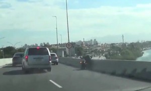 A vítima, que ainda não foi identificada, quebrou duas pernas e foi levada ao Hospital Lourenço Jorge