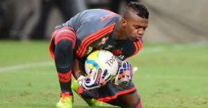 29mar2014-goleiro-felipe-do-flamengo-segura-bem-a-bola-apos-tentativa-de-gol-da-cabofriense-no-maracana-1396134862093_956x500