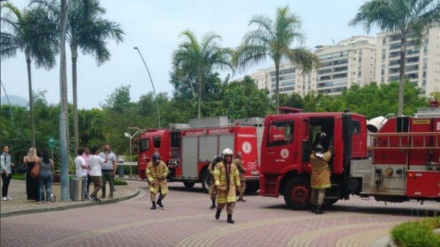 Xbombeirospredioincendio.png.pagespeed.ic .bjsyrgsnta