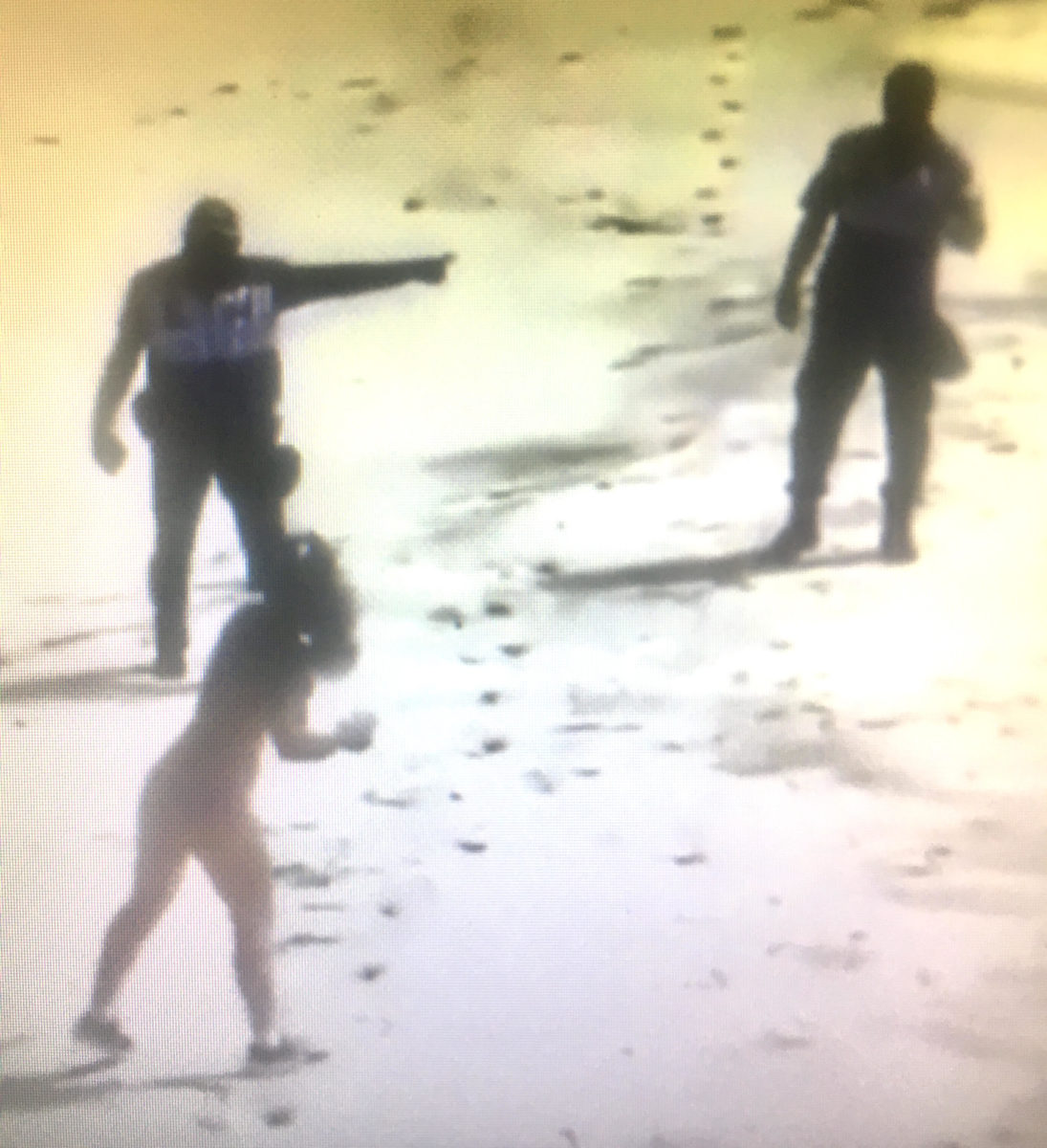 Polcial Retira Banhista