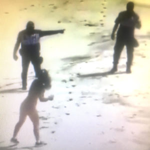 Polcial Retira Banhista