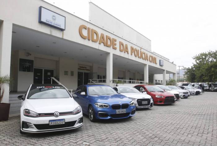 Operação contra 'rachas' apreende 22 carros de luxo e 'tunados' no RJ, Rio  de Janeiro